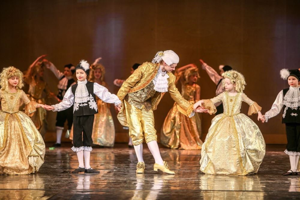 Слушать старинную сюиту. Менуэт 18 века. Менуэт танец. Французский танец Менуэт. Менуэт костюмы.